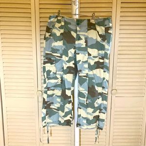 Gap Surplus Capri Pants in Camo Print.  Zipper/Button Closure. 5 Pockets. Size 8